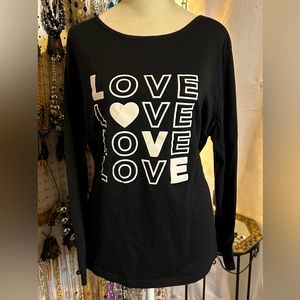 🎃3 for $15🎃3•19•23 Host Pick!💫🎉♥️Adorable Ladies 2X “LOVE” Graphic Top